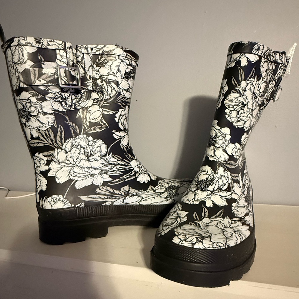 GOGO Black and White Floral Women's Rain Boots